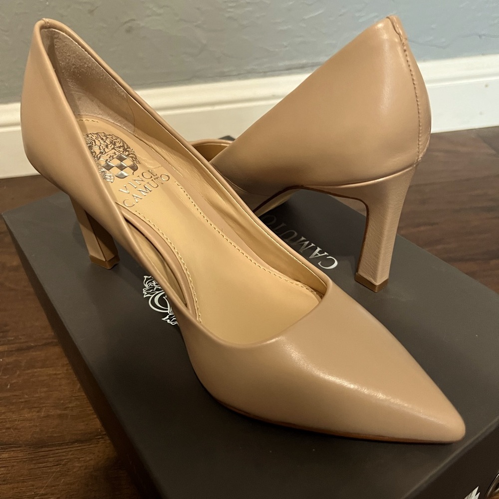 Vince Camuto small pump heel size 5 never worn